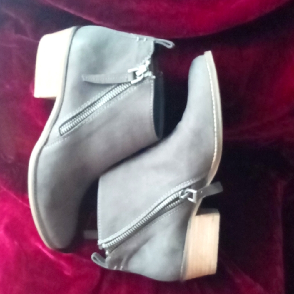 Dolce Vita women's dark gray ankle boot size 7.5